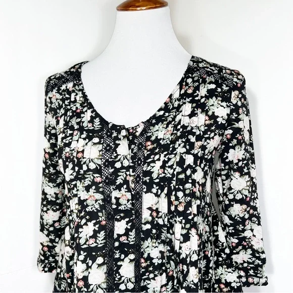 Anthropologie Eyelet Embroidered Pintuck Pleated Black Floral Peasant Top Size 0 - Picture 3 of 13
